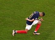 爱游戏体育-包含姆巴佩回归赛场，精彩发挥首场状态亮眼，MAD观众沸腾！的词条