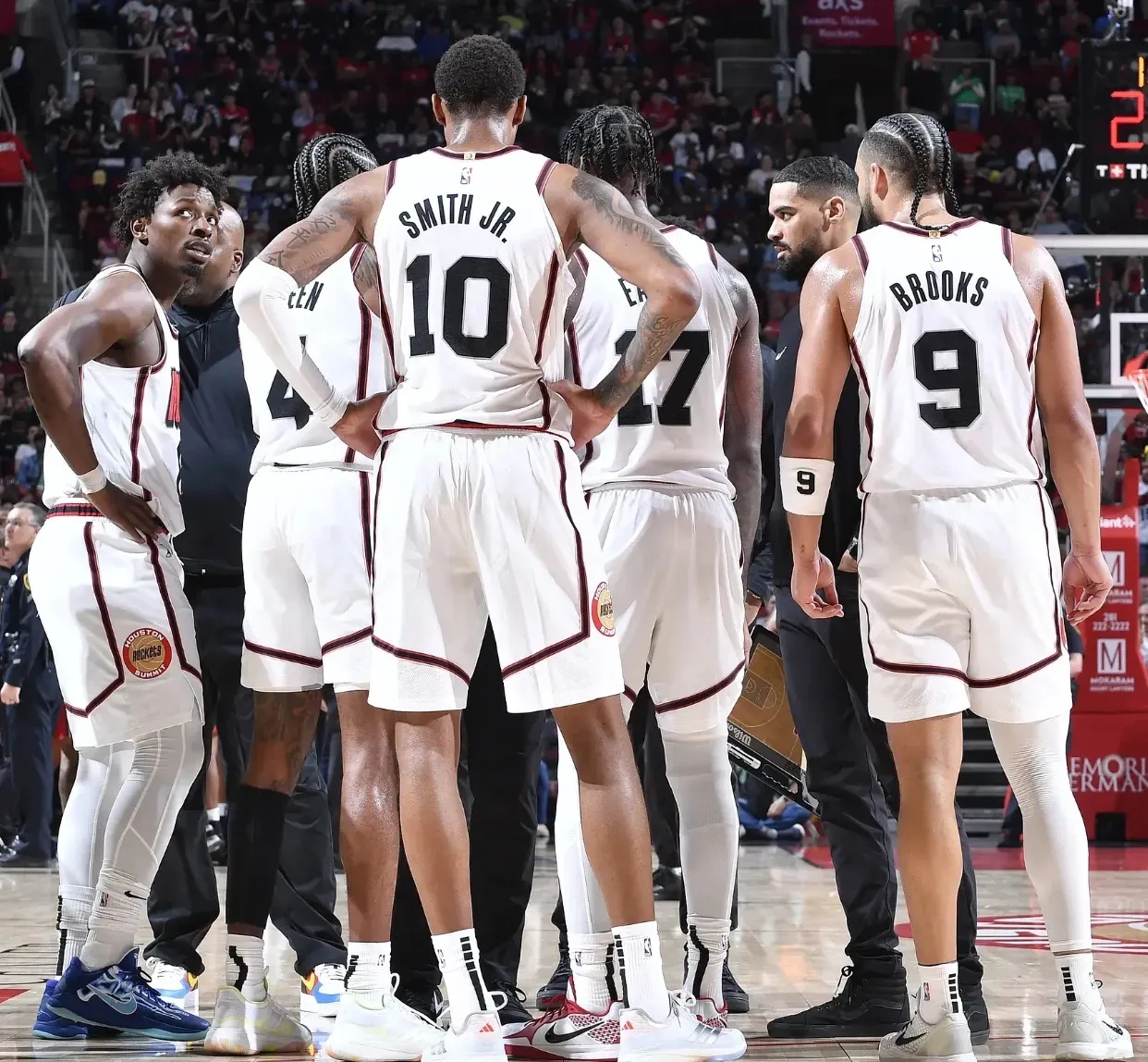 关于休斯敦火箭今夜完成体检；志在CBA季后赛名次提升；更衣室稳定；轮换策略成焦点的信息