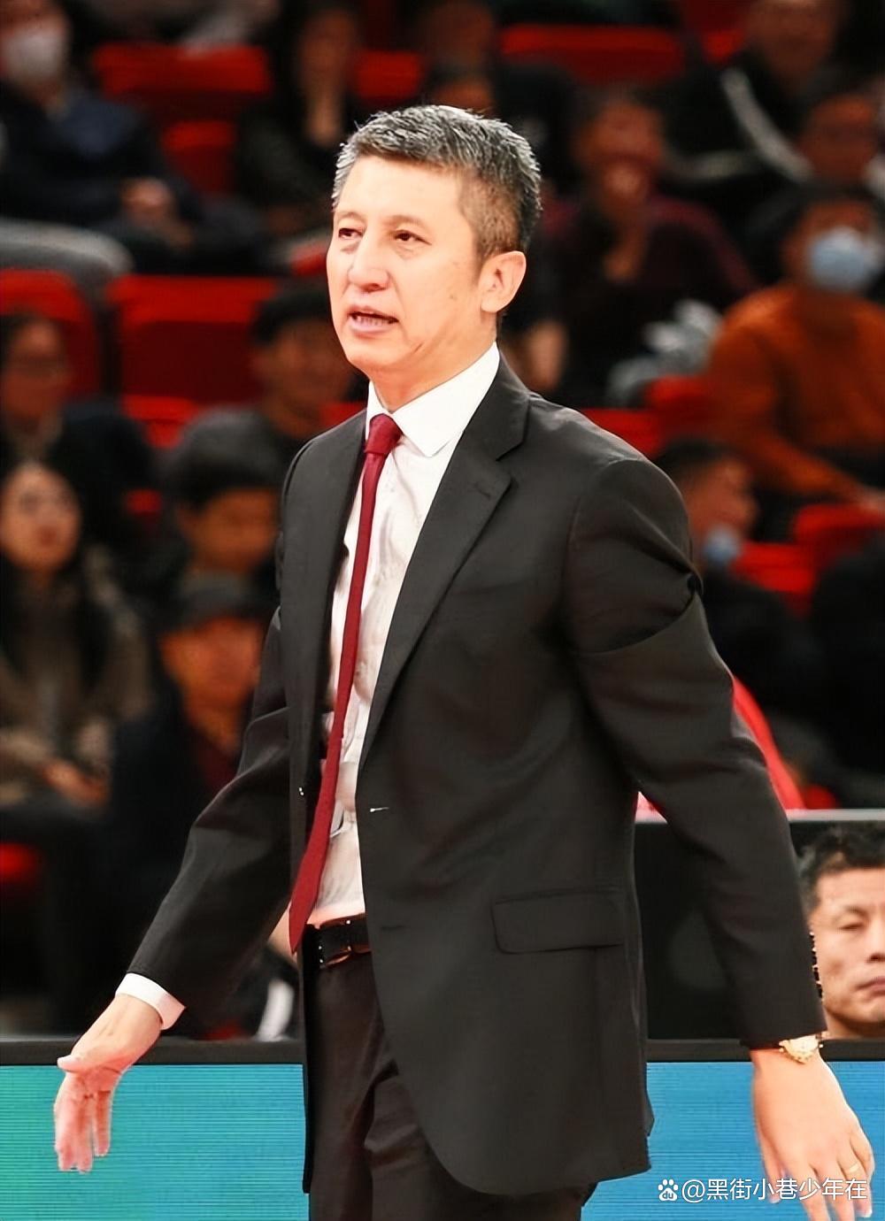  转折点！山东男篮队长鼓劲，西甲集结日攻防权衡，质疑声仍在，阵容厚度经受考验