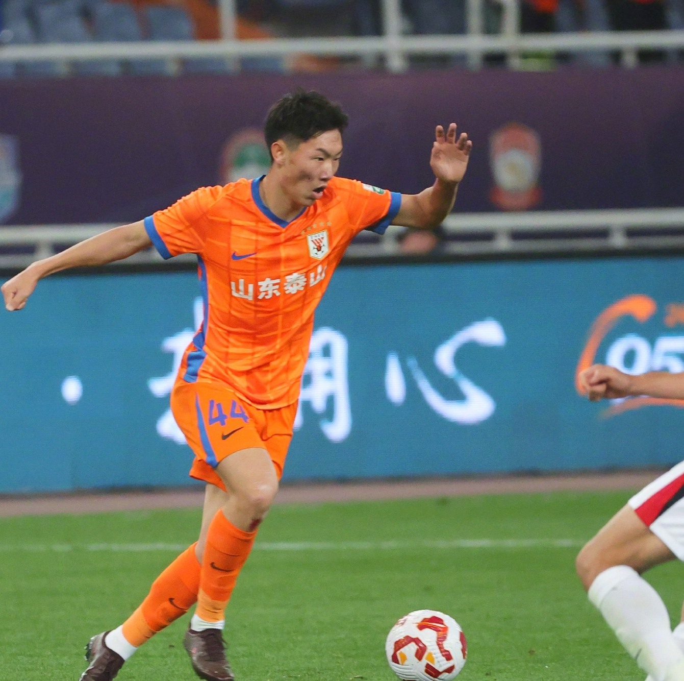  转折点！山东男篮队长鼓劲，西甲集结日攻防权衡，质疑声仍在，阵容厚度经受考验